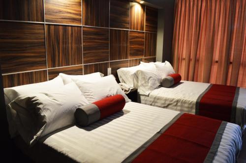 En eller flere senge i et værelse på Hotel Block Suites