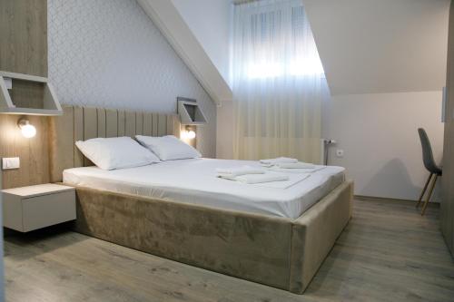 Postel nebo postele na pokoji v ubytování Fine Suites