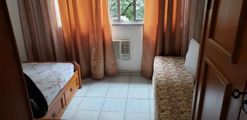 リオデジャネイロにあるApartameto 307 Copacabana posto 3のベッドと窓のある小さな部屋