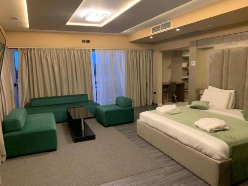 Postel nebo postele na pokoji v ubytování Albanopolis Hotel