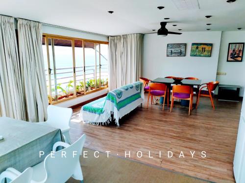 salon z kanapą, stołem i krzesłami w obiekcie España Playa w mieście Benidorm
