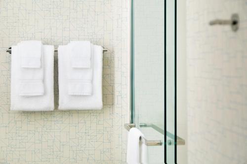 A bathroom at Holiday Inn Express & Suites - Yorkville, an IHG Hotel