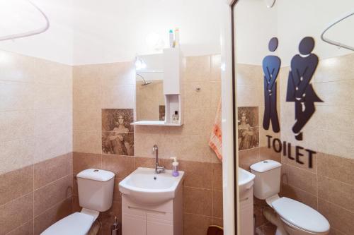 Pijama Hostel tesisinde bir banyo