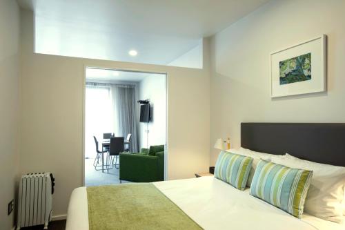 Ένα ή περισσότερα κρεβάτια σε δωμάτιο στο Quest Atrium Apartment Hotel