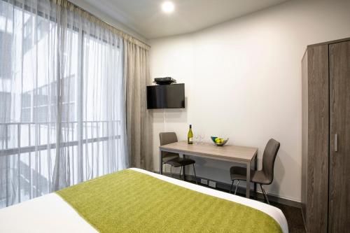 Ένα ή περισσότερα κρεβάτια σε δωμάτιο στο Quest Atrium Apartment Hotel