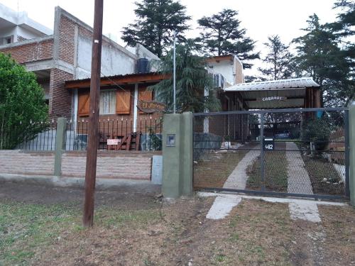 El edificio en el que está el chalet de montaña