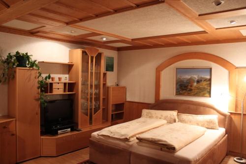 マトライ・イン・オストティロルにあるHaus Familie Steinerのベッドルーム(ベッド1台、テレビ付)