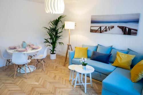 sala de estar con sofá azul y mesa en CRISTINE APARTMENT en Varsovia