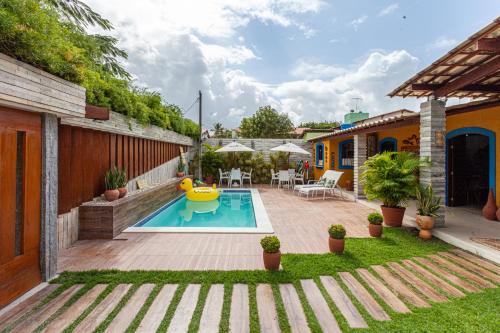 A piscina localizada em Charme da Vila Suítes ou nos arredores