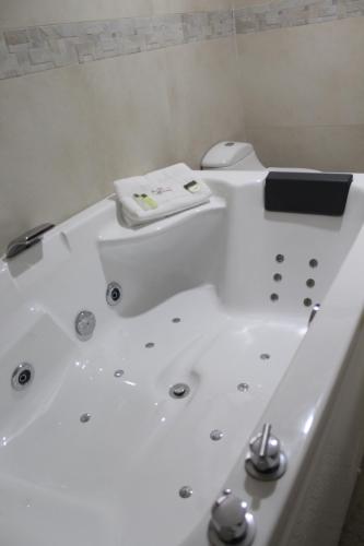 Bilik mandi di Gran Hotel Guisama