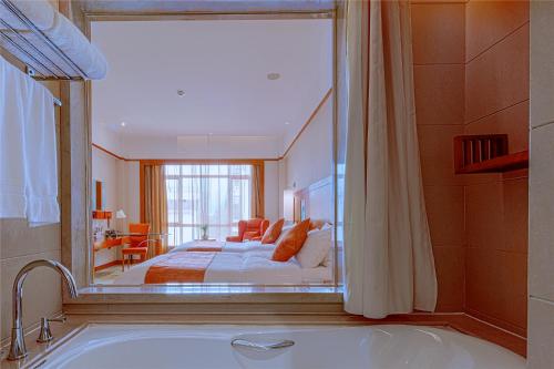 Uma cama ou camas num quarto em Pullman Zhangjiajie Hotel - Instagrammable