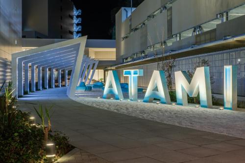 um edifício com uma grande placa que lê amazon em Atami Korakuen Hotel em Atami