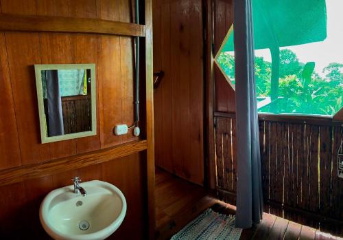 Ett badrum på Sunset Lodge