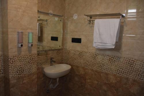 a bathroom with a sink and a mirror at Wanderers Howff in Port Blair