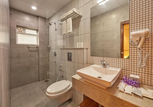 Kúpeľňa v ubytovaní Regenta Inn Indiranagar by Royal Orchid Hotels