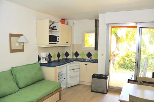 un salon avec un canapé et une cuisine dans l'établissement studio St Raphaël var côte d azur, à Saint-Raphaël