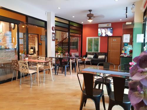 Tee Pak Dee Resident Phuket tesisinde bir restoran veya yemek mekanı
