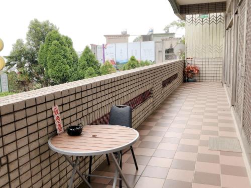 樂野村的住宿－悟 佐茶 Satori tea，大楼阳台上的桌椅