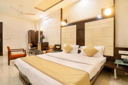 Hotel Satkarにあるベッド