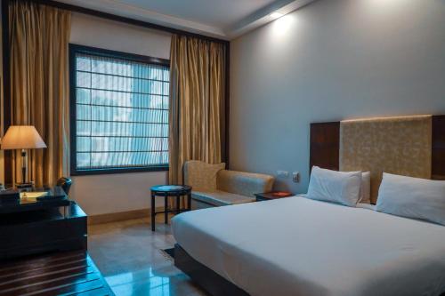 Tempat tidur dalam kamar di Hotel Airport Residency