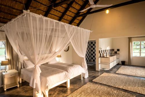 Katil atau katil-katil dalam bilik di Makuwa Safari Lodge