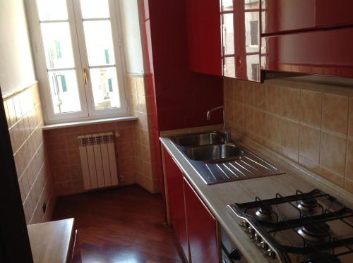 cocina pequeña con fregadero y fogones en Ludovisi Luxury Rooms, en Roma