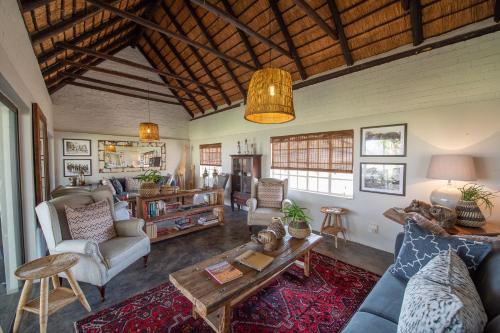 Ruang duduk di Makuwa Safari Lodge