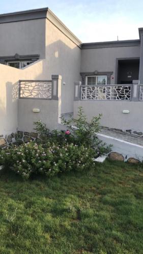 a house with a bunch of flowers in the yard at Rawaat Ghaym in Taif