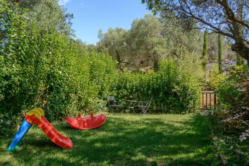 Taman di luar Maria Elena Villas - Akti Elia Halkidiki