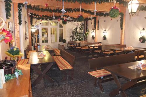 een restaurant met tafels en stoelen en kerstversieringen bij Gasthof Ludl in Groß-Enzersdorf