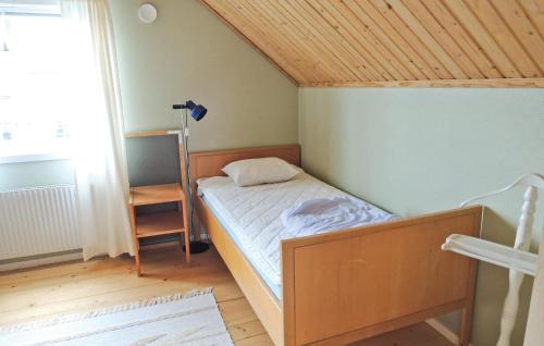 KvänarpにあるHoliday home Flattinge Vittaryd Vの木製の天井の小さなベッドルーム(ベッド1台付)