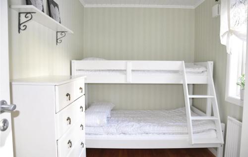Divstāvu gulta vai divstāvu gultas numurā naktsmītnē Nice Home In Svanskog With Kitchen