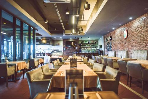 Un restaurante u otro lugar para comer en Hotel Sfera