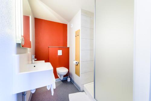 A bathroom at B&B HOTEL Colmar Expo