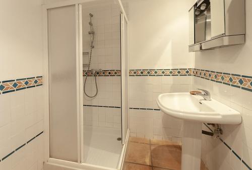 y baño con ducha y lavamanos. en Casabra, en Palma de Gandía
