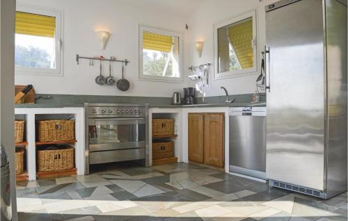 Il comprend une cuisine équipée d'appareils en acier inoxydable et du carrelage. dans l'établissement Cozy Home In San Giuliano With Wifi, à San-Giuliano