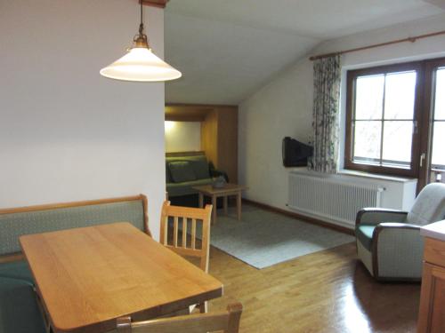 a living room with a table and a dining room at Ferienwohnungen Forellenhof Waldner in Gundersheim