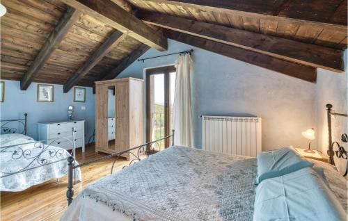 Säng eller sängar i ett rum på Nice Home In Castelnuovo Calcea With Kitchen