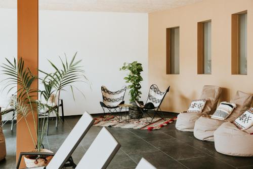 a living room with chairs and plants at Botango in Parcines