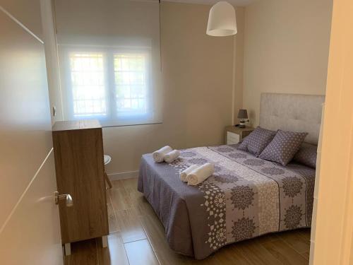 een slaapkamer met een bed met twee handdoeken erop bij Casita en Granada in Granada