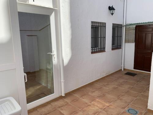 een badkamer met een glazen deur en een toilet bij Casita en Granada in Granada
