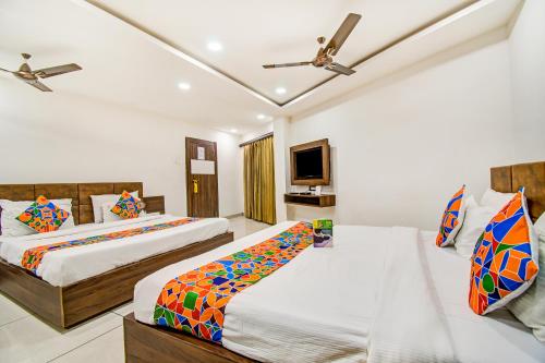 Cama o camas de una habitación en FabHotel Rajnandani Residency Bhawarkua