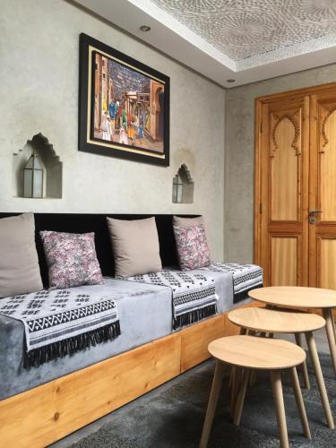 un soggiorno con un divano e due tavoli di Riad Le Marrakech Berrima a Marrakech