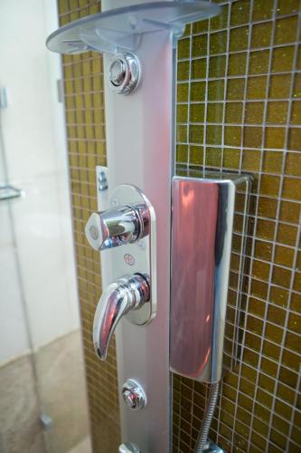 y baño con ducha y lavabo. en Montecristo Chalet, en Palaios Agios Athanasios