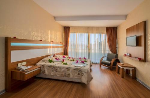 Llit o llits en una habitació de Santa Marina Hotel