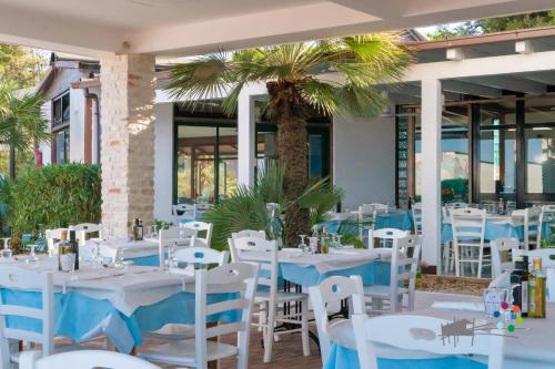 Ресторант или друго място за хранене в Villaggio Camping Spiaggia Lunga