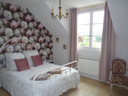a bedroom with a bed with a floral wall at L'arum antique in Sainte-Catherine-de-Fierbois