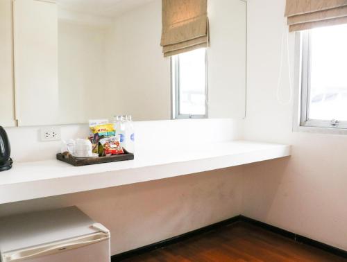 曼谷的住宿－叻差達迷你R酒店，厨房里的一个白色的柜台,有窗户