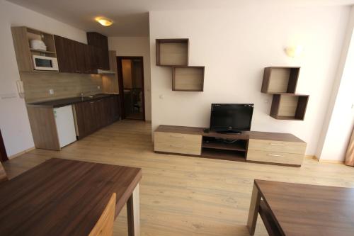 TV a/nebo společenská místnost v ubytování Menada Zornitsa Apartments