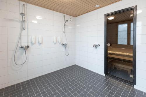 Ett badrum på Hotel Jokipuisto